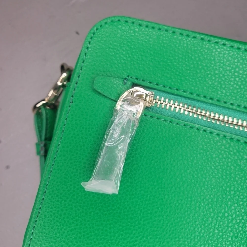 [NWOT] SMILEY FACE 😊 GREEN CAMERA BAG WITH TASSEL (from Korea)💚